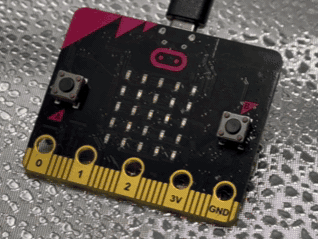 micro:bit でコンパス（英字）を動かす様子