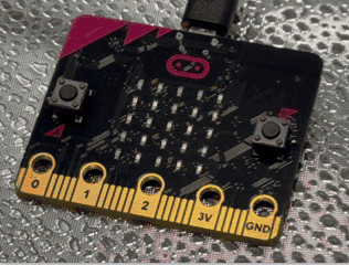 micro:bit で万歩計を動かす様子