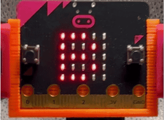 micro:bit で真ん中にみかんをおこう！ゲームを遊ぶ様子