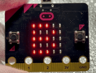 micro:bit で豆まきでオニたいじゲームを動かす様子