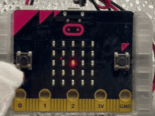 micro:bit でかたむきを調べるすいへいきを動かす様子