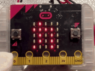 micro:bit で角度センサーを動かす様子