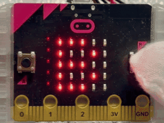 micro:bitでかけ算○×クイズを動かす様子