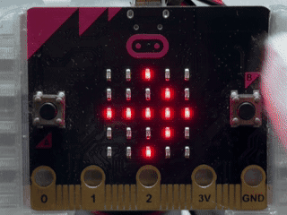 地図記号3択クイズをmicro:bitで動かしているようす