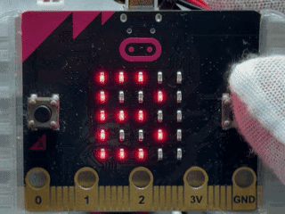 足し算フラッシュゲームをmicro:bitで動かしているようす