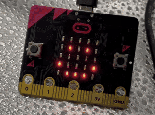 micro:bit で気温センサーを遊ぶ様子